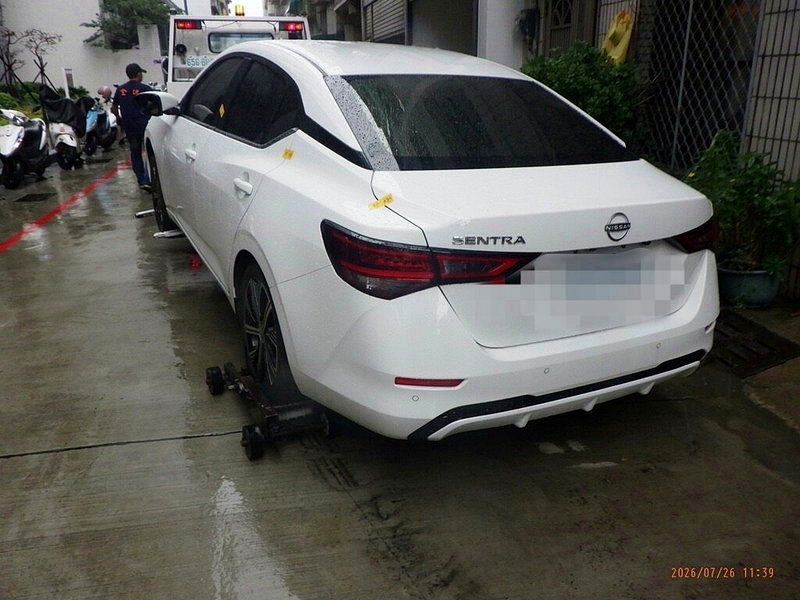 白色轎車停車堵住住戶門口,雖路旁無禁停標線,警方仍拖吊開罰。記者林保光/翻攝