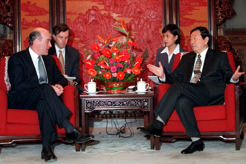 1999年,中国申请加入世界贸易组织的谈判期间,朱镕基与美国商务部长威廉·戴利举行会晤。