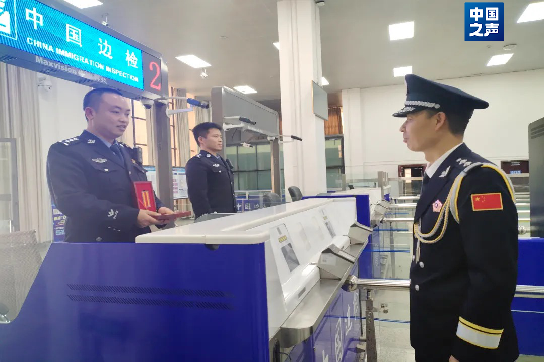 △吉隆出入境边防检查站执勤二队副队长黄棚获得戍守边疆铜质纪念章(左一)。