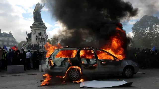在巴黎共和广场反对生活成本上升及燃料价格上涨的示威举行期间,抗议者与法国警方爆发冲突,一辆汽车起火燃烧(17/10/2026)