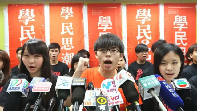 2016年3月20日，学民思潮的周庭（左）及黄之锋（中）举行记者会。