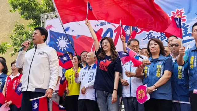 国民党主席郑丽文(中)在高雄参加国民党自办的升旗典礼,为选举造势(中国国民党提供图片10/10/2026)