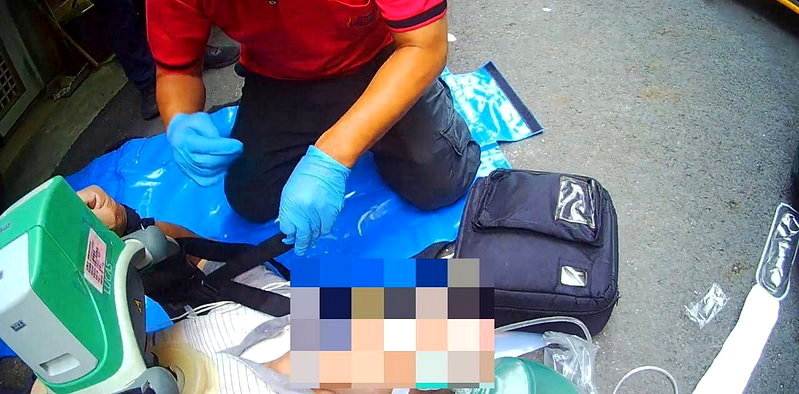 嘉義市上午傳蜂螫意外，1名80歲老翁遭蜜蜂螫傷，返家時突然失去生命徵象，救護人員到場發現已無呼吸心跳（OHCA），經持續CPR、施打強心針等高級救命術後送醫，成功恢復自主心跳（ROSC）。圖／嘉市消防局提供