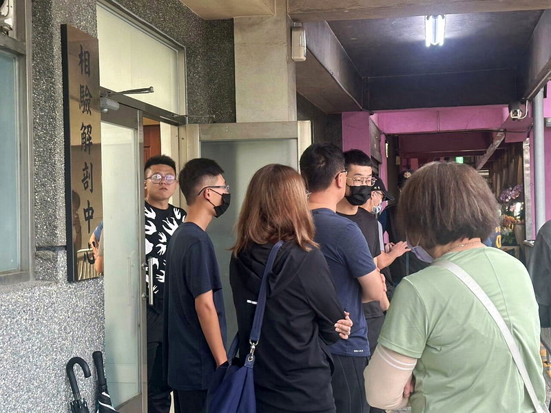 昨晚被酒駕男開車撞死的陳姓高職生家屬，在相驗中心外等候，對突然發生此事感到悲痛，並指肇事者見死不救太惡劣。記者蔡維斌／攝影