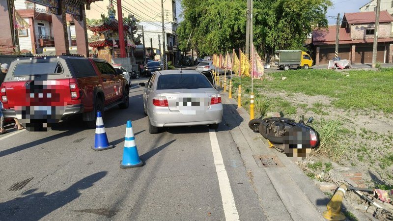 陳姓女子駕車行經屏東新園鄉善良宮前，撞上路旁停放的機車，民眾上前幫忙發現右前座坐著一名女子已經死亡。圖／警方提供