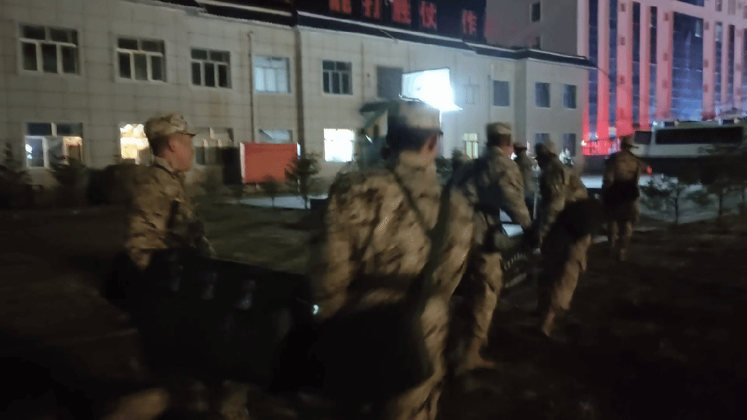 多图丨西藏那曲发生7.0级地震，西部战区官兵连夜救援