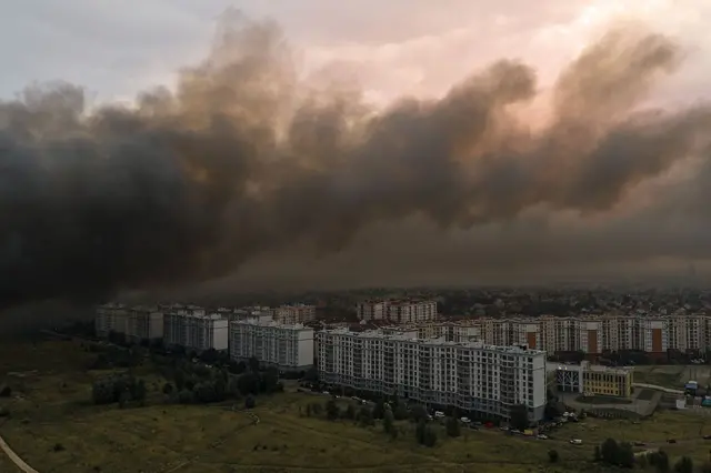 Киевский пейзаж: многоэтажные жилые дома, небо над которыми заволокло дымом