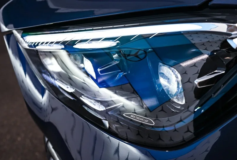 全新 GLE 星耀版全車系標配「多光束智慧型 LED 頭燈」。 圖/台灣賓士提供