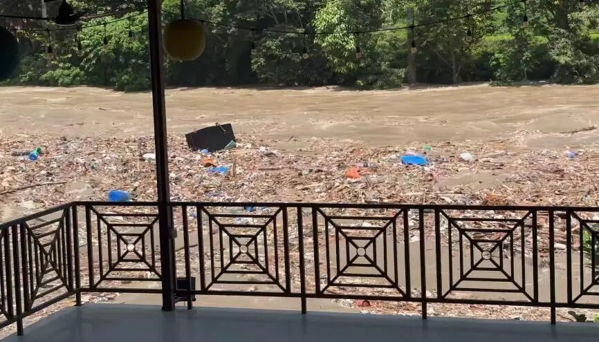 ◎ 王健眼前的河道水位暴涨,数不清的漂流物随洪水涌下来|受访者供图