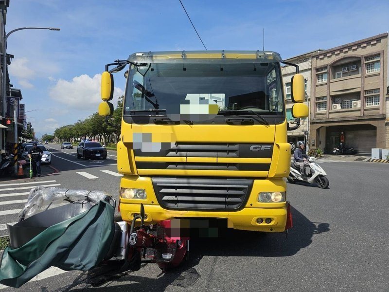 大型聯結油罐車輾壓電動輔助代步車,驚險一瞬間,所幸老婦倒向外側,毫髮無傷。圖/警方提供