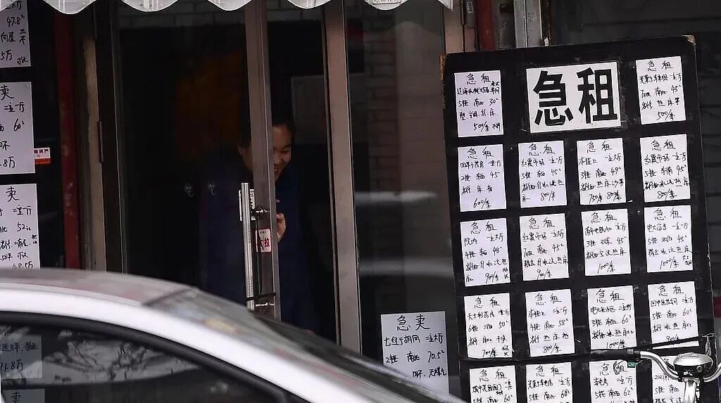 房产中介门口摆放的租房广告