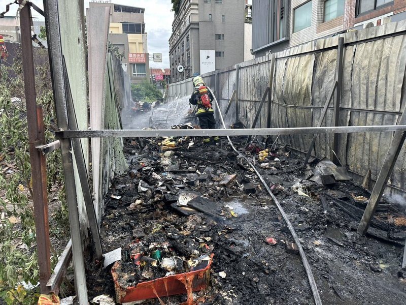 台中市北區三民路一處建築空地今下午1點多驚傳火警，火勢一度猛烈，造成周邊11輛機車遭波及，其中9輛全毀、2輛半毀。圖／消防提供