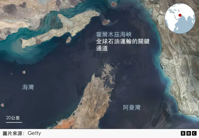 海湾地区、霍尔木兹海峡（Strait of Hormuz）及阿曼湾（Gulf of Oman）地图，角落附有显示该地区在全球位置的示意图，并以红点标示其位置。