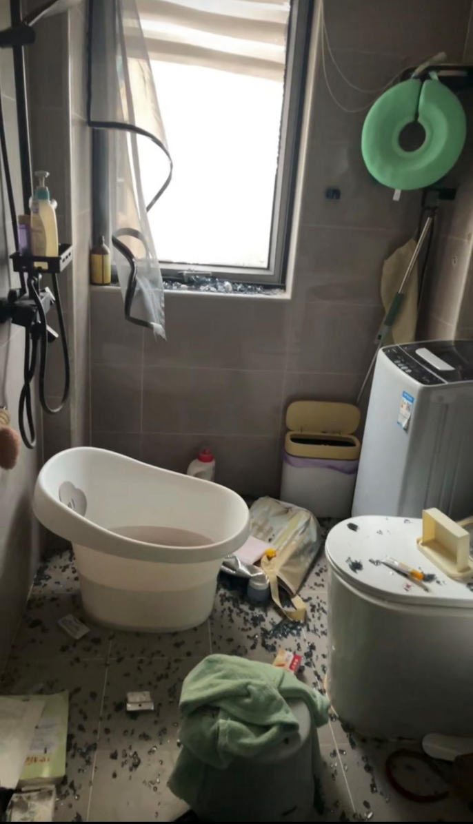 龙卷风刚发生时，李芸的小孩刚从浴室洗完澡出来。（图/受访者提供）