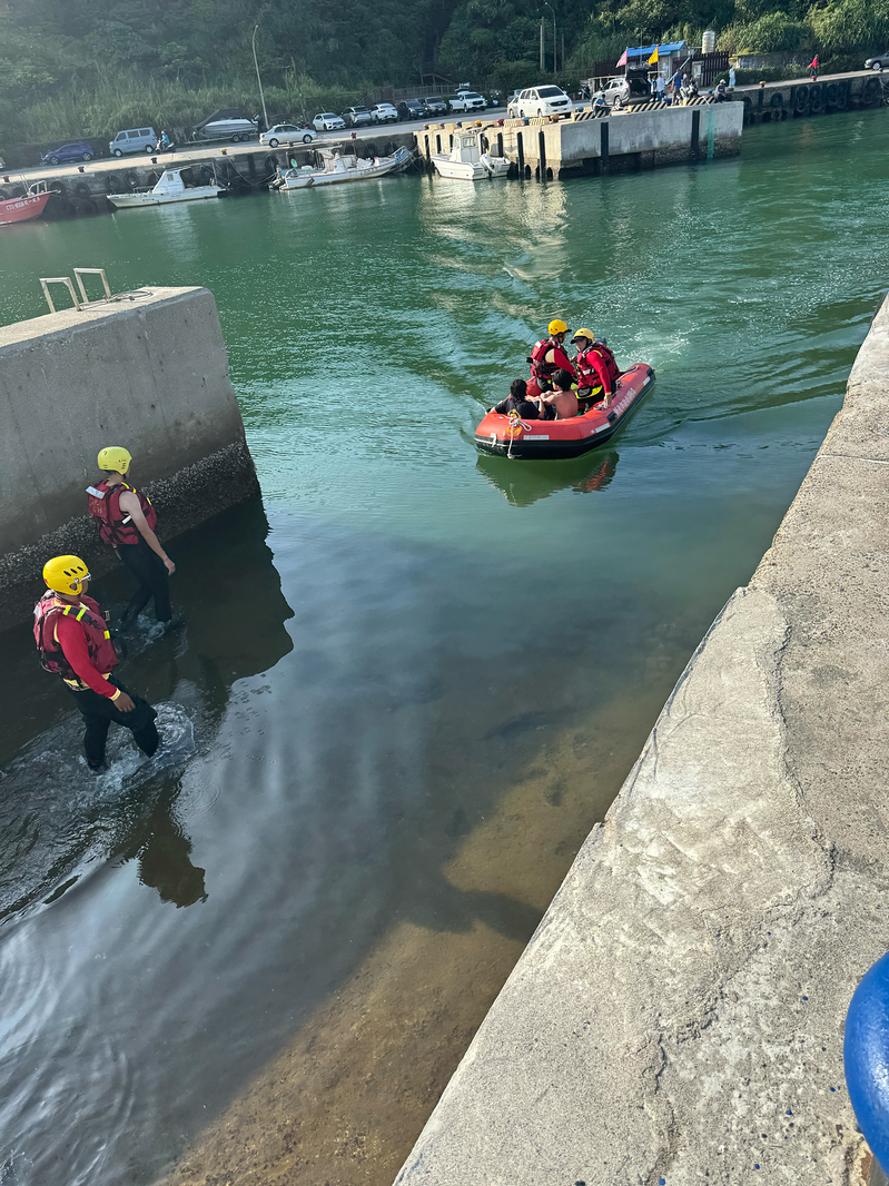 3名外籍男女今在遭午在新北市金山區戲大水遭浪及離岸流帶至外海，消防人員出動救生艇，在燭台雙嶼海域平安救回，3人因未著救生衣將依法開罰。圖／新北市消防局提供