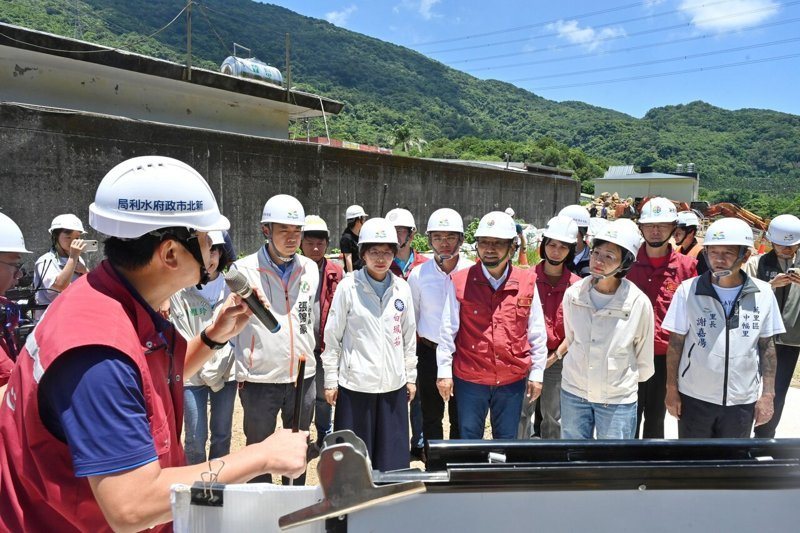 新北市長侯友宜今天率市府團隊前往萬里、金山區辦理市長行動治理基層建設督導。圖/新北市政府提供