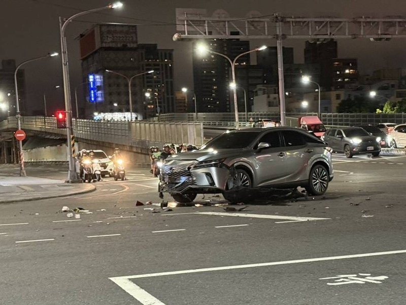 林姓女子今晚駕車從高市民族一路陸橋，下橋後右轉九如一路，撞及騎機車的黎姓男子，致黎男身體擦挫傷、左腿骨折。記者石秀華／翻攝