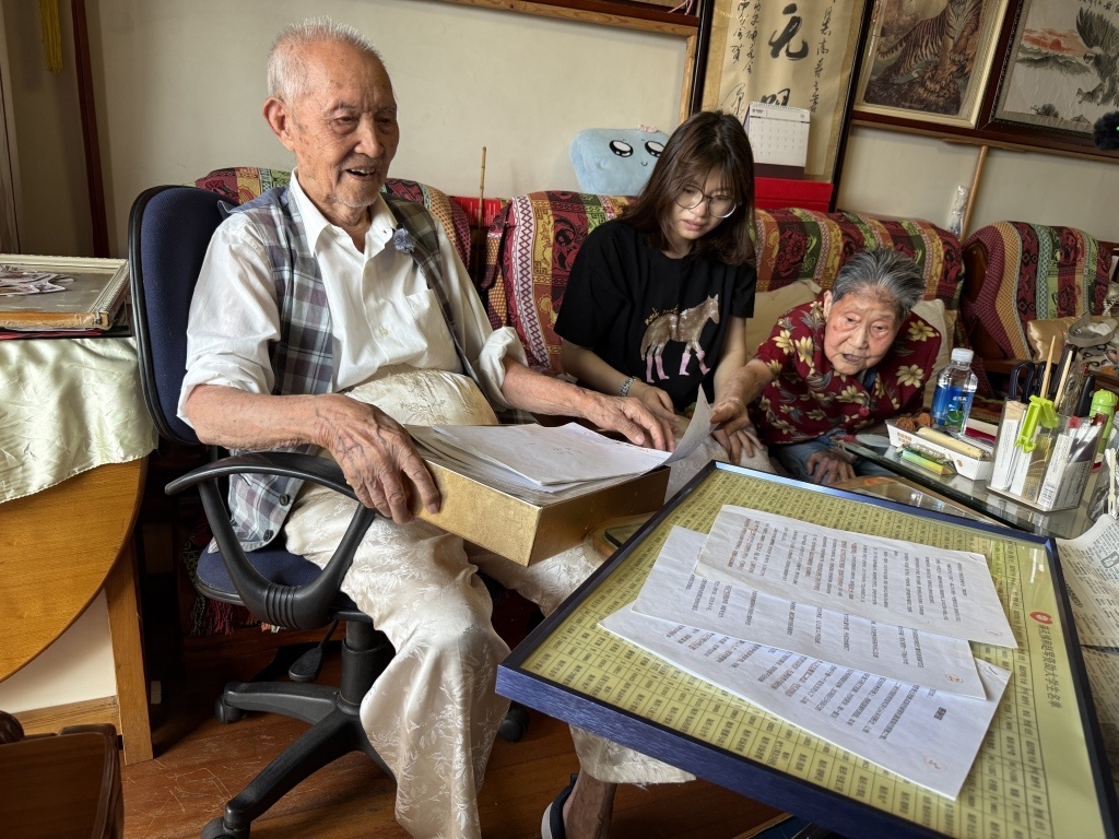 2026年6月26日，蒋孔悌和赵琴整理并翻阅受助的大学生寄来的书信。