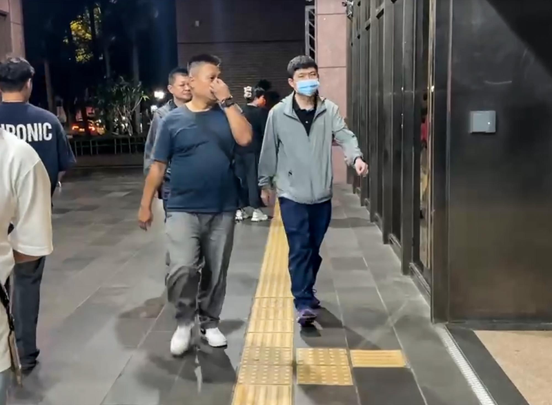 時任新北刑大前小隊長李金龍（左）疑涉入「安心幣商」案行賄，遭檢方聲押禁見。記者張宏業／攝影