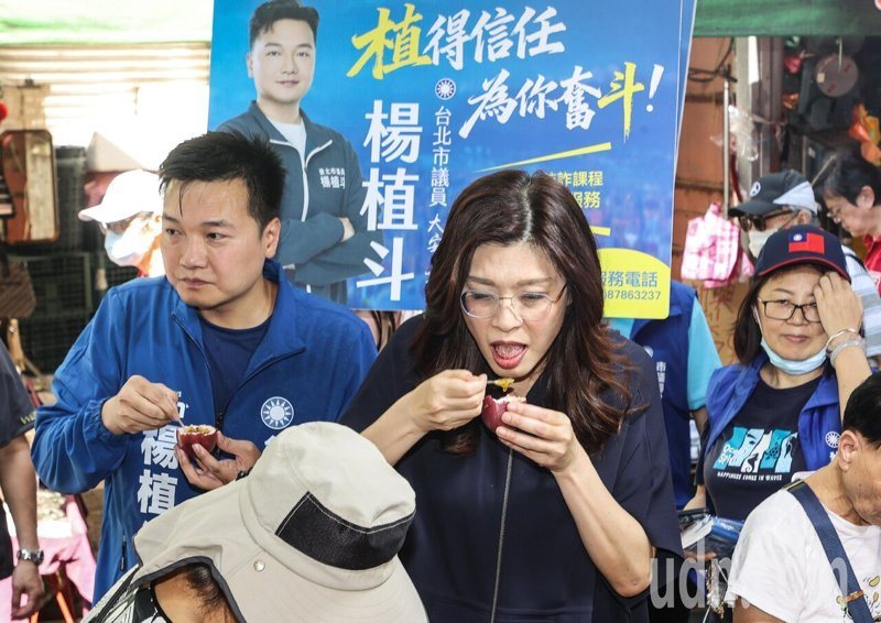 國民黨主席鄭麗文今日展開年底地方選舉輔選活動,第一站就來到台北市文山區木柵市場,陪同議員參選人楊植斗掃街。記者曾原信/攝影