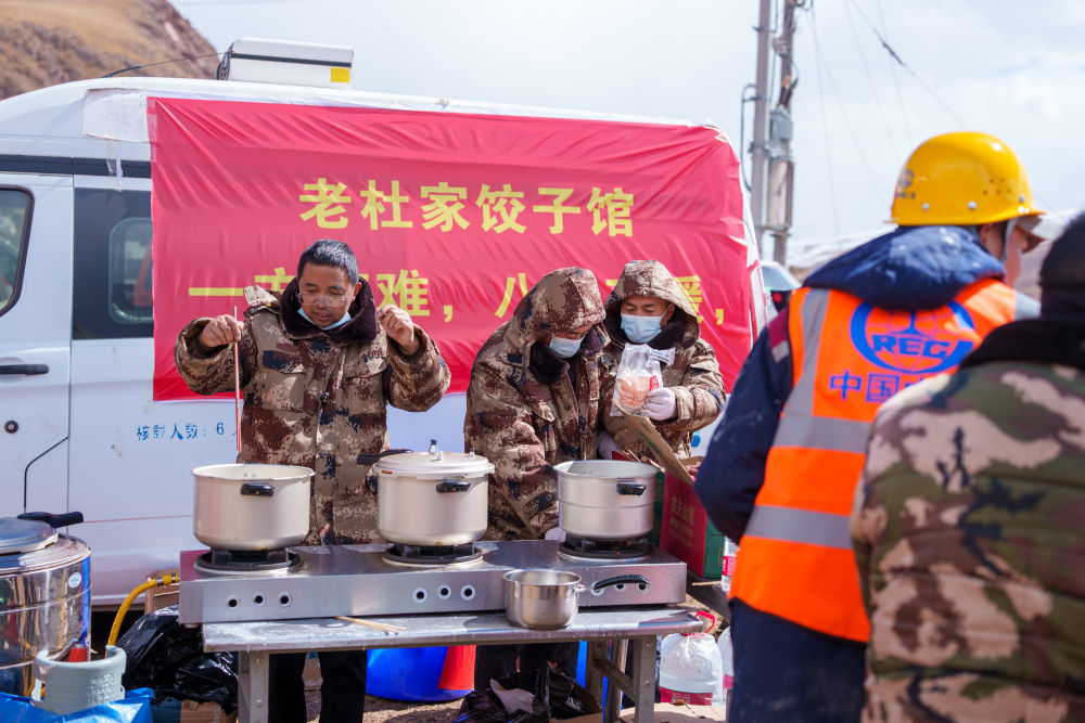 10月24日,老杜家饺子馆老板杜国平在煮饺子。新华社记者丁增尼达 摄
