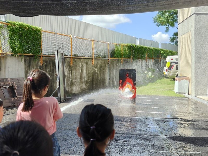 台中市議員黃佳恬今和太平區中山消防分隊舉辦「小小消防體驗日」，小朋友們趁體驗射水滅火時，看著射出的水，紛興奮的大叫。圖／黃佳恬提供