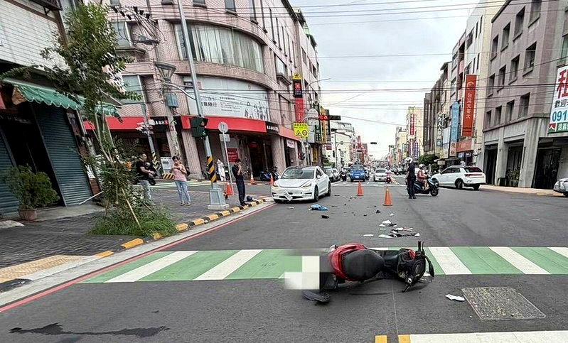 70歲何男騎機車行經太平區中興路、新平路口時闖紅燈，遭綠燈直行的轎車撞飛重傷，現場機車倒地，零件四散。圖／讀者提供