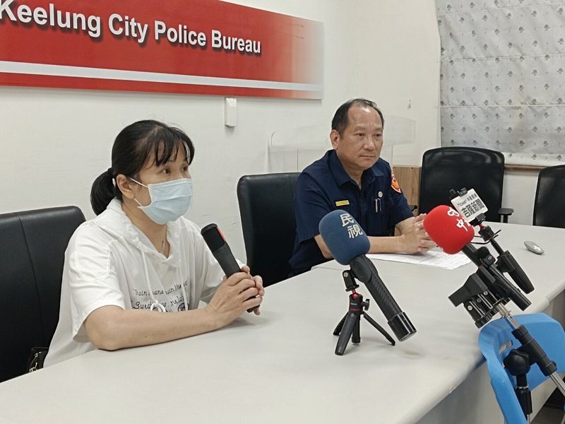 基隆警方今宣導防詐案例,安排被害入的家屬(左)出面說明被騙過程,提醒民眾勿上假交友、假投資等詐騙圈套,保護自己的財產。記者邱瑞杰/攝影