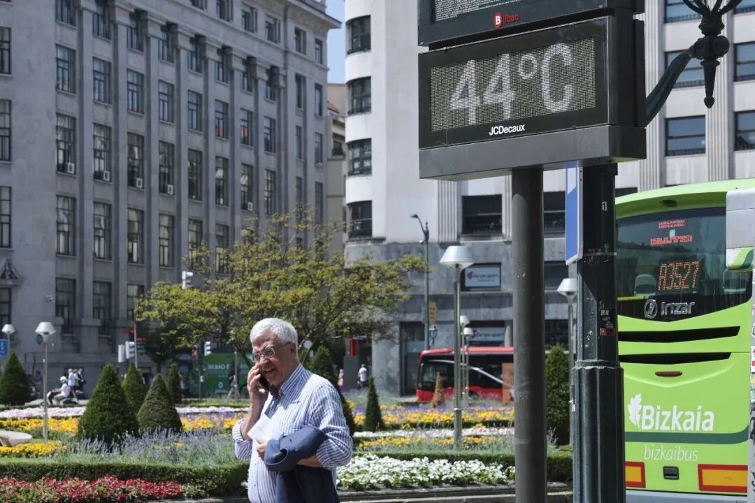 6月24日,西班牙毕尔巴鄂街头的温度牌显示气温达到44摄氏度/图源:新华社