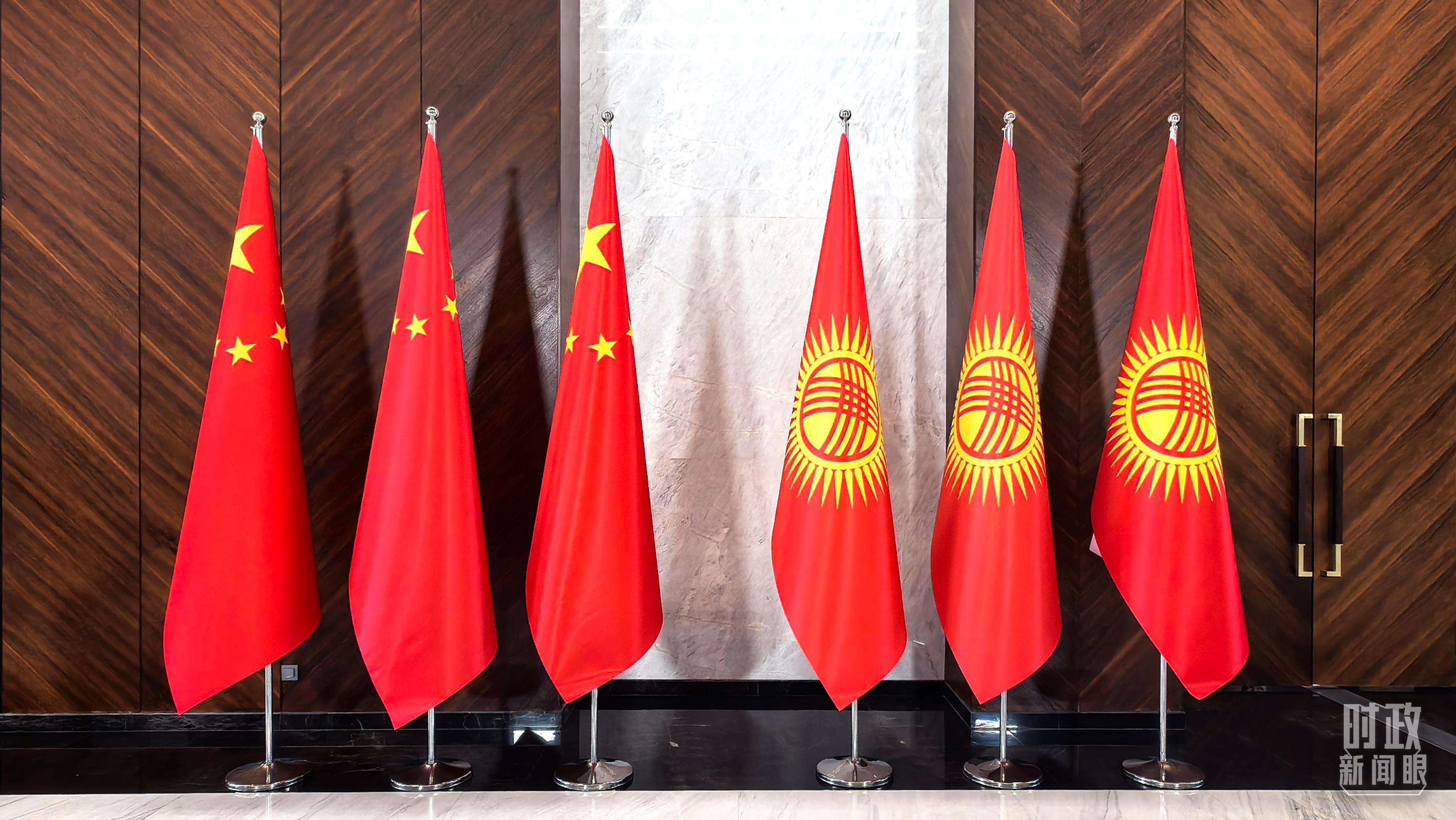 △两国元首合影现场。（总台央视记者杨波拍摄）