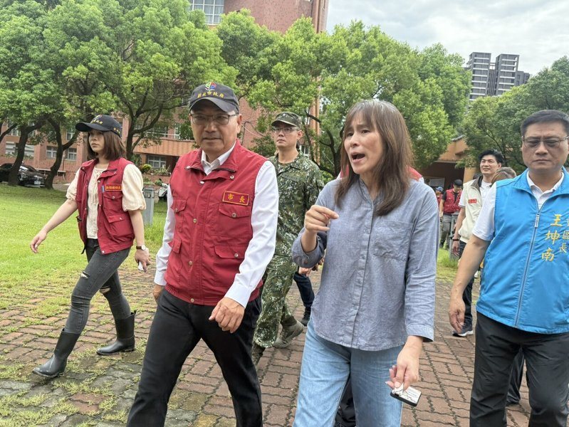 新北市長侯友宜今天上午視察新北高中分科測驗考場。記者葉德正／攝影