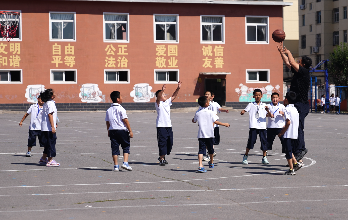 兆麟小学篮球活动丰富多彩(央广网发 灯塔市兆麟小学供图)