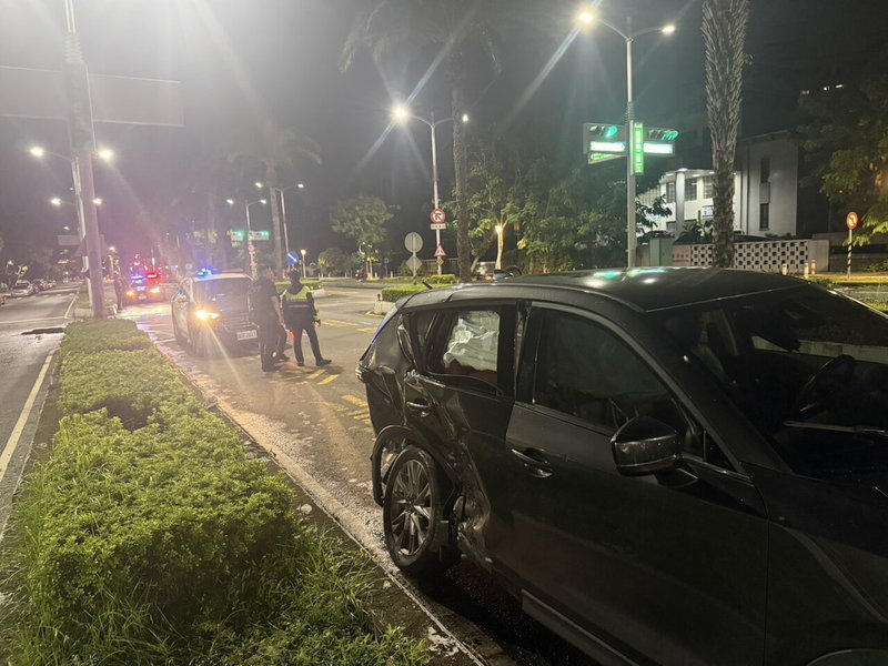 楊姓女子昨晚駕車載6歲兒子及外籍保母，在高市國泰路二段快車道迴轉遭對向車撞擊，釀4人受傷。記者石秀華／翻攝