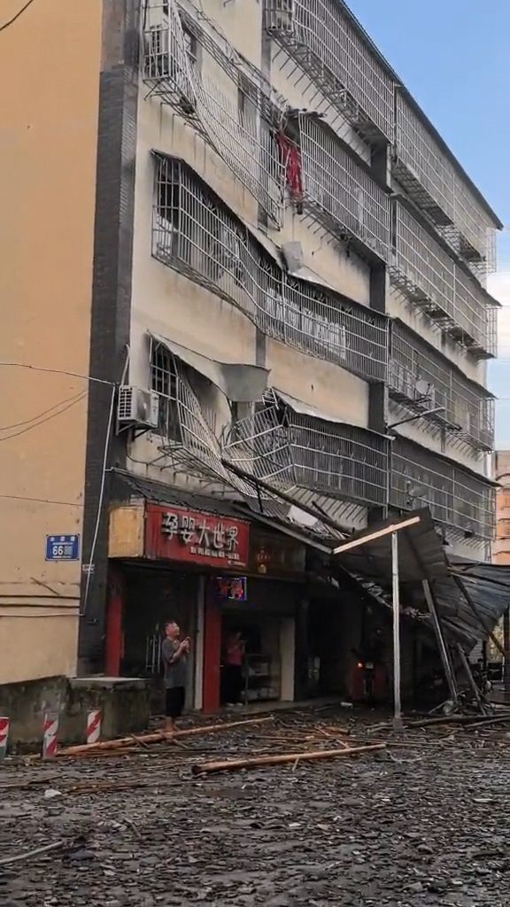 △宝华农贸市场地面一片瓦砾。