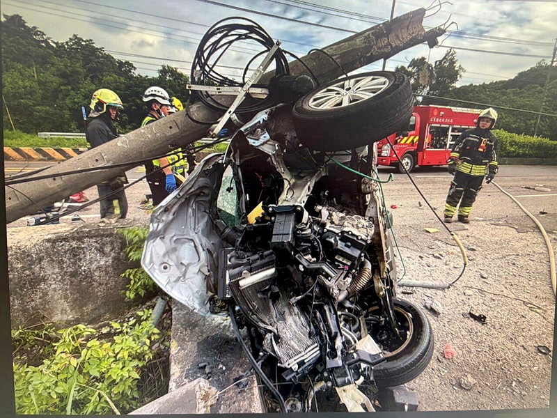 老婦駕駛休旅車行經台一線公路苗栗造橋南下路段, 車輛突然失控自撞路邊護欄,並撞毀路邊電線桿、電信桿及閃燈號誌桿,車體扭曲嚴重變形。圖/民眾提供