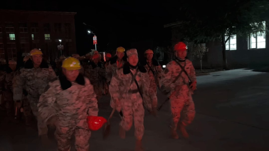 多图丨西藏那曲发生7.0级地震，西部战区官兵连夜救援