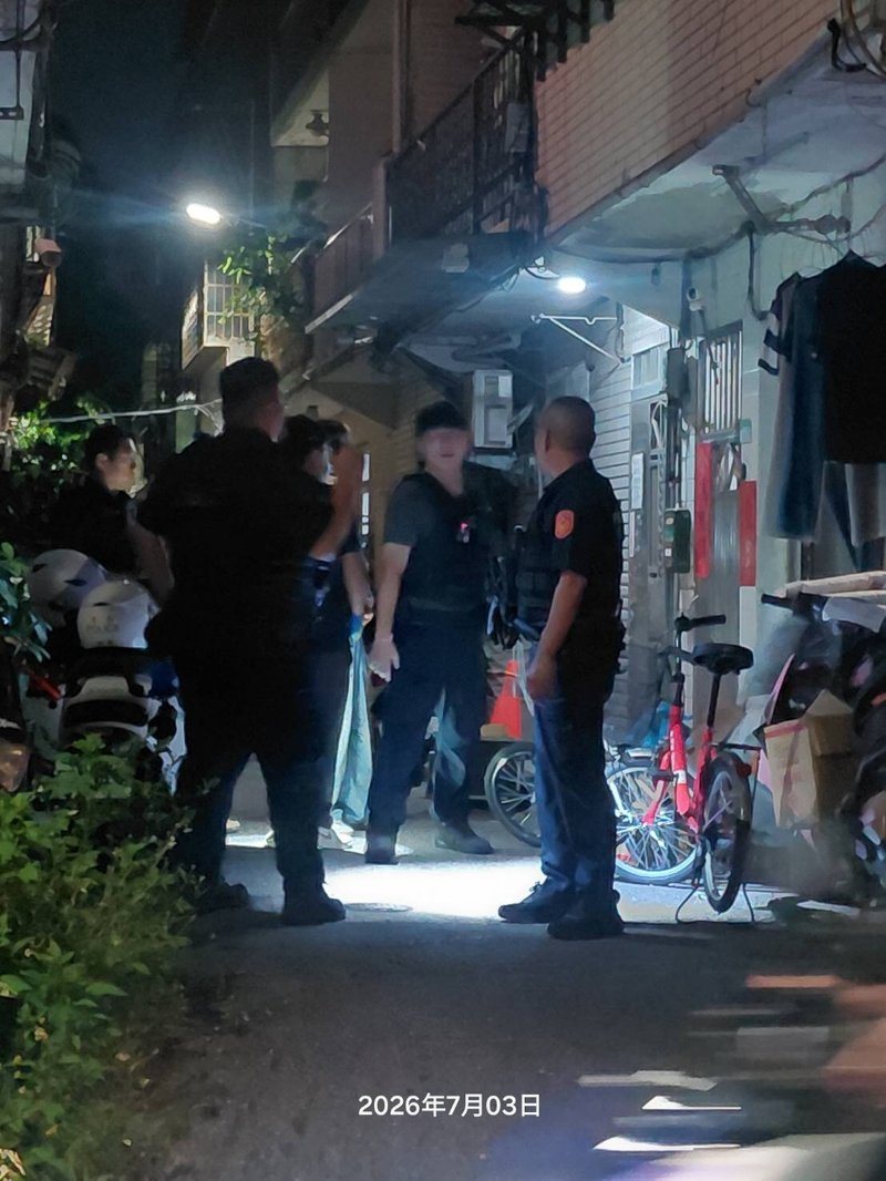 台北市士林區今天晚上發生刀傷案，轄區警方趕抵封鎖現場。記者翁至成／翻攝