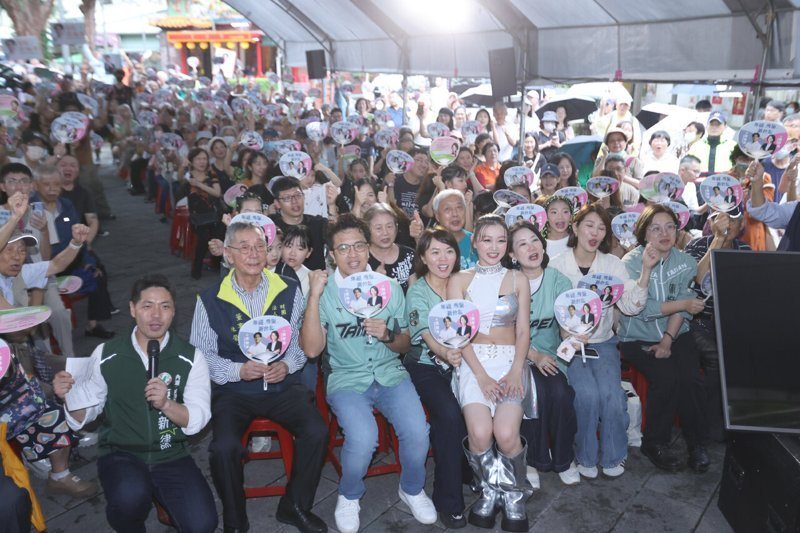 民進黨台北市長參選人沈伯洋今出席與議員首場座談會，僅管北市今天天氣狀況不佳，但現場仍聚集不少支持者，而沈伯洋原本今天也預定要在台上高歌一曲但也因各地出現淹水情況，只能先暫時喊卡。記者蘇健忠／攝影