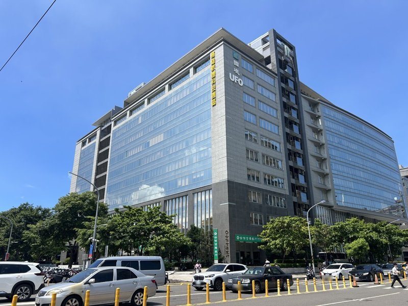 今天是「好市多新高雄店」開幕第一天,高雄軟體科技園區智科路的車流明顯增加,不過路口交管人員說車流大致順暢、沒有塞車。記者徐白櫻/攝影
