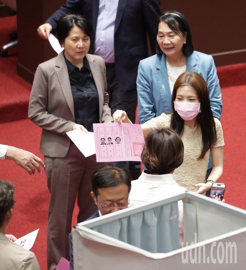 立法院會今天進行中選會人事同意權案記名投票表決，朝野立委投下手中一票。記者潘俊宏／攝影