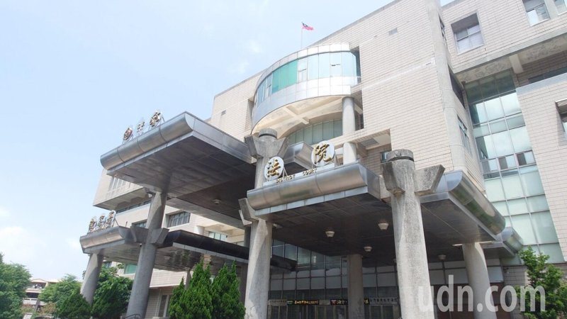 苗栗縣33歲吳姓女子去年4月先後悶殺與前夫所生的10歲兒子，及現任丈夫所生2歲女童，苗栗地方法院今天依2個成年人故意對兒童犯殺人罪，判處應執行30年徒刑。本報資料照片