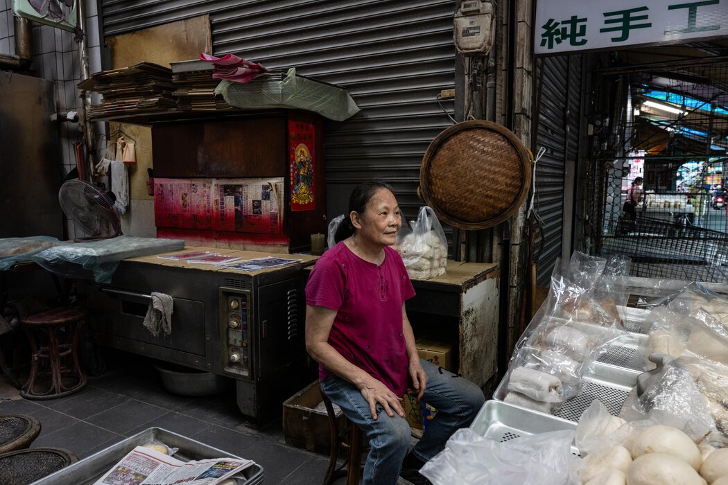 卖包子的黄琼珠说:“台湾不能太软弱,要强一点。”