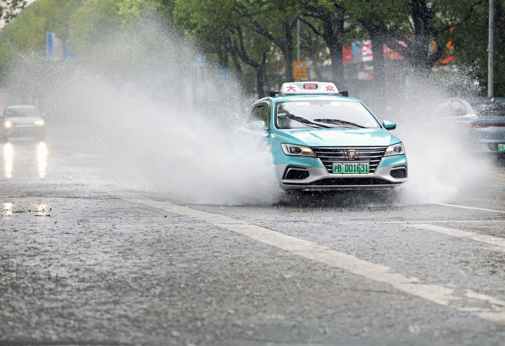 8月9日，车辆行驶在上海闵行区道路上。新华社记者 刘颖 摄