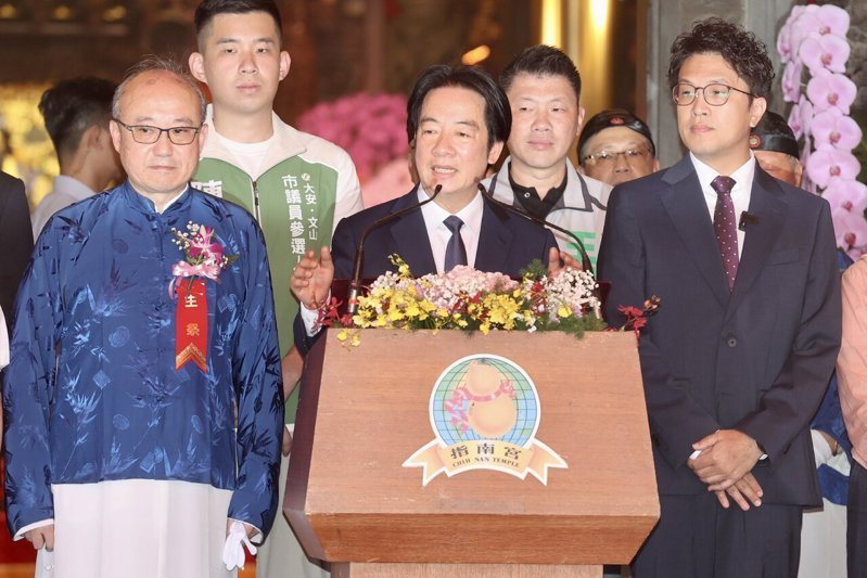 台北指南宮昨天舉行成道大典，賴清德總統（中）致詞特別點名這次內湖淹水，面對水災要有作為的就是地方政府；台北市長蔣萬安致詞時也反擊，中央地方應團結面對天災，台灣最不缺的就是政治口水。記者胡經周／攝影