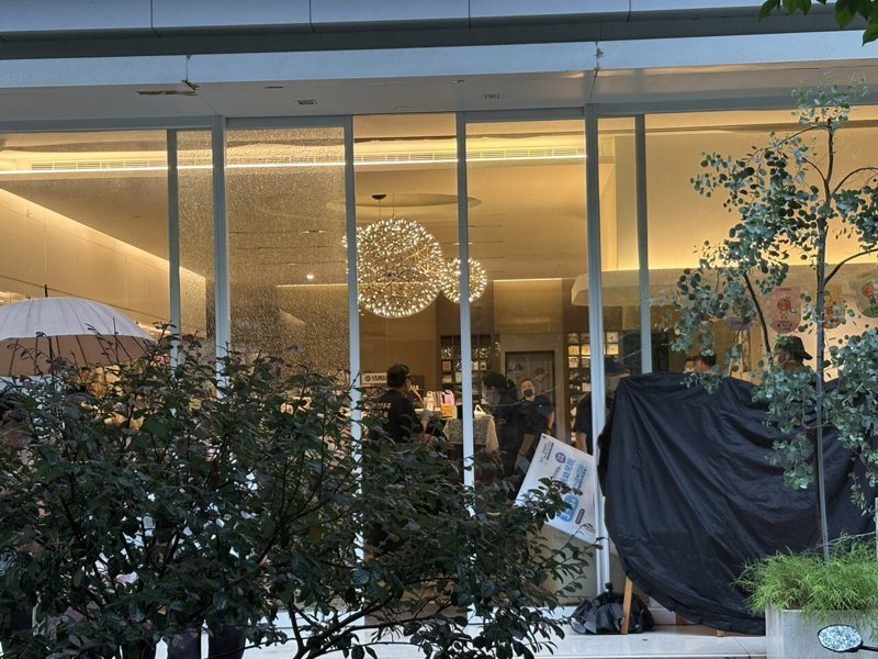 新竹市日前發生頂大教授砍殺連襟致死案件,事發地點在死者生前經營的音樂教室,圖為事發後警方封鎖現場採證。聯合報系資料照