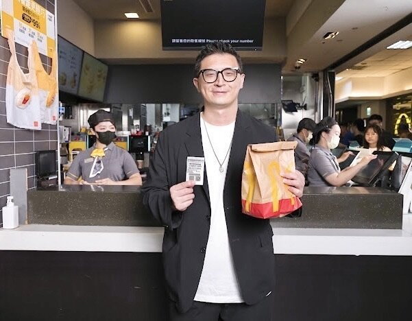 今天清晨6點，由麥當勞開出第一筆商場發票，消費者是新光三越台北車站店長池國豪。新光三越提供
