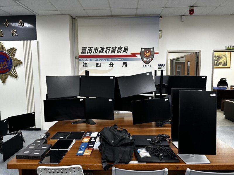 台南市第四警分局當場查扣電腦設備、行動電話、帳冊及現金等相關證物，向上溯源追查幕後共犯及資金流向。圖／讀者提供