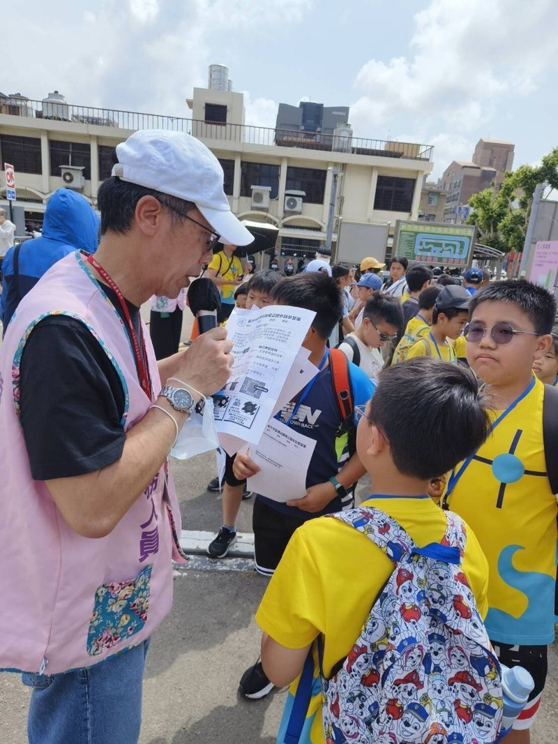 為讓交通安全觀念向下扎根，新竹市監理站昨邀陽光國小28位師生體驗大型車視野死角與內輪差，學童輪流坐上駕駛座，赫然發現原本站在車側、車後的同學竟從後視鏡中「消失」。圖／新竹市監理站提供