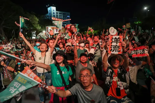 2026年10月18日,民进党台北市长候选人沈伯洋的支持者在台北一场造势活动中挥舞旗帜。