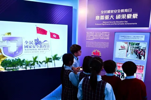 2025年3月18日，学生们在位于尖沙咀的香港历史博物馆观看第十个“全民国家安全教育日”的主题展览演示。